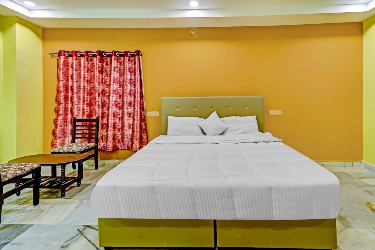 Oyo 81589 Aruna Dwraka Homes Hyderabad Exterior foto